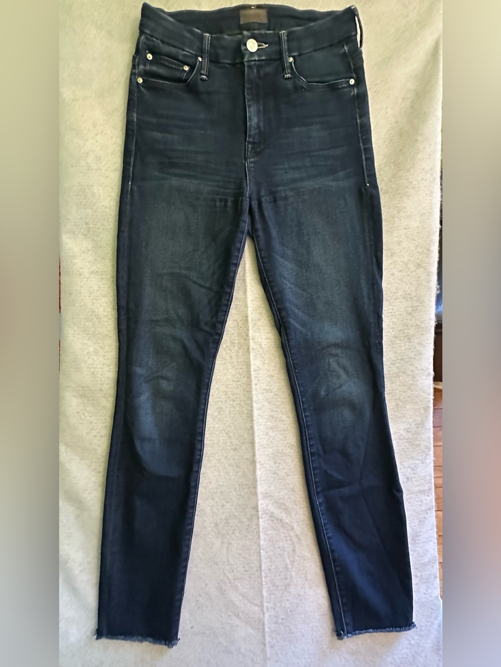 MOTHER High Waisted Looker Ankle Fray Jeans | Tongue & Chic Dark Wash | Size 25